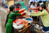 বৃষ্টিতে ভিজে নিজ হাতে তৈরি ইফতার বিতরণ করলেন ছাত্রলীগ নেত্রী তিলোত্তমা সিকদার