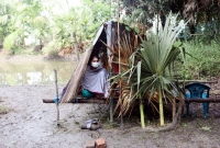 ঝুপড়িঘরে নিষ্ঠুর হোম কোয়ারেন্টিন!