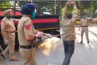 নিরাপদ দূরত্বে থেকে আসামী আ'টক করে পুলিশ ভ্যানে তোলার অভিনব পন্থা!