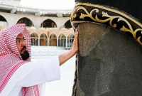 পবিত্র কাবা শরীফ জীবাণুমুক্ত করতে নিজেই নামলেন প্রধান ইমাম