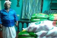  বহু বছর ধরে হজের জন্য জমানো অর্থ দিয়ে অনা'হারিদের খাবার কিনে দিলেন খামার শ্রমিক