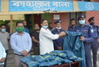 করোনার বিস্তার ঠেকাতে নির্ভয়ে দায়িত্ব পালনে পুলিশকর্মীদের পিপিই দিলেন এমপি গোপাল