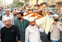 করোনার ভয়কে জয় করে রোজা রেখে হিন্দু পুরোহিতের লা'শ নিয়ে শ্মশানে মুসলিমরা!