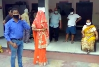 লকডাউনে বাজার করতে বের হয়ে নববধূ নিয়ে ঘরে ফিরলেন যুবক