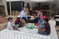 রাস্তায় অসহায়দের ইফতার সামগ্রী দিচ্ছেন সনজিত চন্দ্র দাস রাস্তায় অসহায়দের ইফতার সামগ্রী দিচ্ছেন সনজিত চন্দ্র দাস