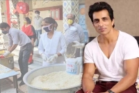 লকডাউনে প্রতিদিন ২৫ হাজার রোজাদারকে খাবার দিচ্ছেন অভিনেতা সোনু সুদ