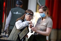 করোনায় মৃ'ত ঘোষণা করার দু'দিন পর মাকে ফিরে পেল শিশু! 