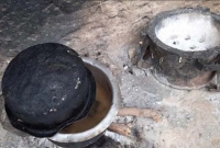 চুলোয় পাতিলে পাথর রেখে ক্ষুধার্ত শিশুদের সান্তনা দিয়ে মা বলছেন, ধৈর্য ধরো!