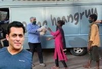 ট্রাক বোঝাই খাবার নিয়ে অসহায় মানুষদের কাছে সালমান খান