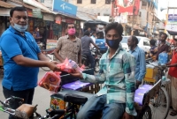 হিন্দু হয়েও মুসলিম রোজাদার দিনমজুর ও দ'রিদ্র মানুষের মাঝে ইফতার সামগ্রী বিতরণ ধুনট থানার ওসি'র