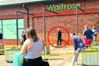 দূরত্ব বজায় রেখে সাধারণ মানুষের সঙ্গে লাইনে দাঁড়িয়ে বাজার করলেন ব্রিটেনের সাবেক প্রধানমন্ত্রী 