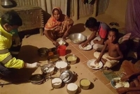 মানবতা আজও ম'রে যায়নি, রাত ১২টায় দরজায় ওসি, হাতে রান্না করা খাবার!