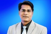 জীবনের ঝুঁ'কি নিয়ে একের পর এক করোনা রোগীদের সুস্থ করে তুলছেন ডা. আজাদ