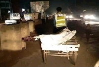 করোনা সন্দেহে কেউ কাছে না আসায় লা'শ নিয়ে একাই ভ্যান চালালেন কনস্টেবল