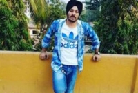 করোনায় কাজ হা'রিয়ে স্ত্রীর ওড়না গলায় পেঁচিয়ে অভিনেতার আত্মহ'ত্যা