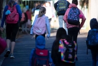 'চুমু দাও, বিদায় হও' জোন করে স্কুল খুলে দিলো নিউজিল্যান্ড 