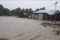 ঘূর্ণিঝড় আম্ফানের তা'ণ্ডব শুরু, পানিতে ত'লিয়ে গেছে যে এলাকা