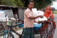 অনন্য নজির স্থাপন, ১০০ কর্মহীনকে খাদ্য সামগ্রী দিলেন ভ্যানচালক শফিকুল