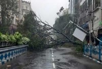 পশ্চিমবঙ্গে ভ'য়াবহ তা'ণ্ডব চালাচ্ছে ঘূর্ণিঝড় আম্পান