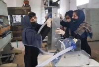 করোনা চিকিৎসায় গাড়ির যন্ত্রাংশ দিয়ে ভেন্টিলেটর বানাচ্ছে আফগান মেয়েরা!