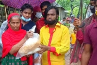  তিন গ্রামের অসহায়দের বাড়িতে বাড়িতে গিয়ে ঈদের খাদ্যসামগ্রী উপহার দিলেন হিরো আলম