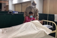 মর্মা'ন্তিক দৃশ্য, করোনায় মারা যাওয়া বাবাকে শেষ দেখা, শেষ স্পর্শ