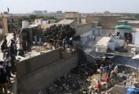 করাচিতে যেভাবে ভেঙে পড়ে পাকিস্তান এয়ারলাইন্সের বিমানটি