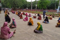 দু'বেলা খাওয়াচ্ছেন দু'মাস ধরে, এবার ঈদের জামা দিলেন ঢাকা বিশ্ববিদ্যালয়ের শিক্ষার্থী  দু'বেলা খাওয়াচ্ছেন দু'মাস ধরে, এবার ঈদের জামা দিলেন ঢাকা বিশ্ববিদ্যালয়ের শিক্ষার্থী