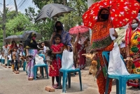 'এইবারই প্রথম কেউ আমাগের মুরগি দিলো'