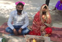 অসম্ভব এক কাণ্ড ঘটিয়ে বিয়ের পিড়িতে তরুণী!