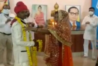 করোনার প্রেম; ভিক্ষুক তরুণীকে বিয়ে করলেন খাবার সরবরাহকারী যুবক!