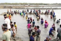 ঈদের দিনেও বাঁধ নির্মাণে ব্যস্ত সাতক্ষীরার উপকূলের মানুষেরা!