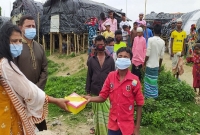 ঈদের দিনে গরিব সুবিধা বঞ্চিত কর্মহীন অসহায়দের মাঝে খাবার বিতরণ করলেন ইউএনও