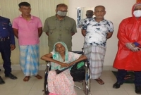 ঈদের দিন ৮০ বছরের বৃদ্ধা মাকে রাস্তায় ফেলে গেলেন তিন ছেলে