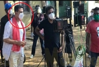 লকডাউনের মধ্যেই নিয়মানুবর্তিতা মেনেই শ্যুটিং করতে দেখা গেল অক্ষয়কে