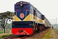 অল্পের জন্য প্রাণে বেঁচে গেলো ট্রেনের শত শত যাত্রী