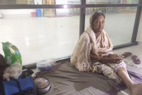 ছেলের বউয়ের নি'র্যাতনে টার্মিনালে ঠাঁই হলো বৃদ্ধা মায়ের!