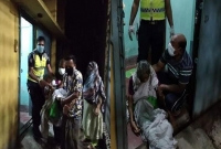 মাঝরাতে অসুস্থ এক বৃদ্ধার কান্না শুনে হাসপাতালে নিয়ে গেল টহল পুলিশ