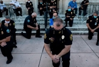 হাঁটু গেড়ে মাথা নত করে ক্ষমা চাইল যুক্তরাষ্ট্রের পুলিশ!