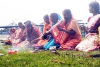 ভারতে করোনাকে ‘দেবী মা’ মেনে দলবেঁধে পূজা!