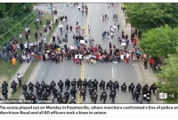 আ'ন্দোলনকারীদের সামনে হাঁটু গেড়ে কা'ন্নায় ভে'ঙে পড়েন মার্কিন পুলিশ!