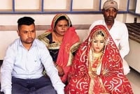হিন্দু মেয়ের বিয়েতে কন্যাদান করলেন মুসলিম দম্পতি