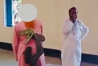 মসজিদের ইমামকে জুতার মালা প'রিয়ে ঘো'রালেন ইউপি চেয়ারম্যান