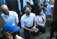 মাটিতে হাঁ'টু গেড়ে বসে বি'ক্ষোভে সংহতি জানালেন জাস্টিন ট্রুডো