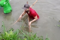 লকডাউনে নিজ গ্রামের বিলে মাছ ধরছেন নায়ক সাইমন সাদিক