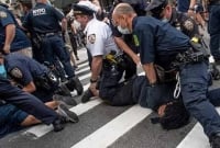 অবশেষে নিষিদ্ধ হচ্ছে পুলিশের যখন তখন হস্তক্ষেপ, হাঁটু দিয়ে গলা চে'পে ধ'রা