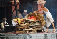 দিল্লির শ্মশানে ২৪ ঘণ্টাই জ্বলছে চিতা-চুল্লি, তবুও মৃ'তদেহের স্তূপ!