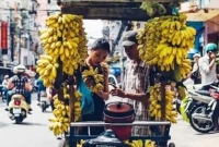 রাস্তায় রাস্তায় কলা বিক্রি করছেন টানা ১৫ বছর শিক্ষকতা করা স্কুলশিক্ষক