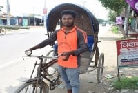 তিন বছর বয়সেই বাবা নেই, মা করেন দিনমজুরি, রিকশা চালিয়ে এসএসসি পাশ করল সুজন