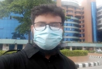 পারিশ্রমিক ছা'ড়াই মৃ'ত্যু ঝুঁ'কি নিয়ে দিনের পর দিন করোনা রোগীদের সে'বায় এক মাদরাসা শিক্ষার্থী